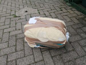 Gatto abbandonato nel trasportino chiuso con il nastro adesivo e un biglietto che dice che è pericoloso