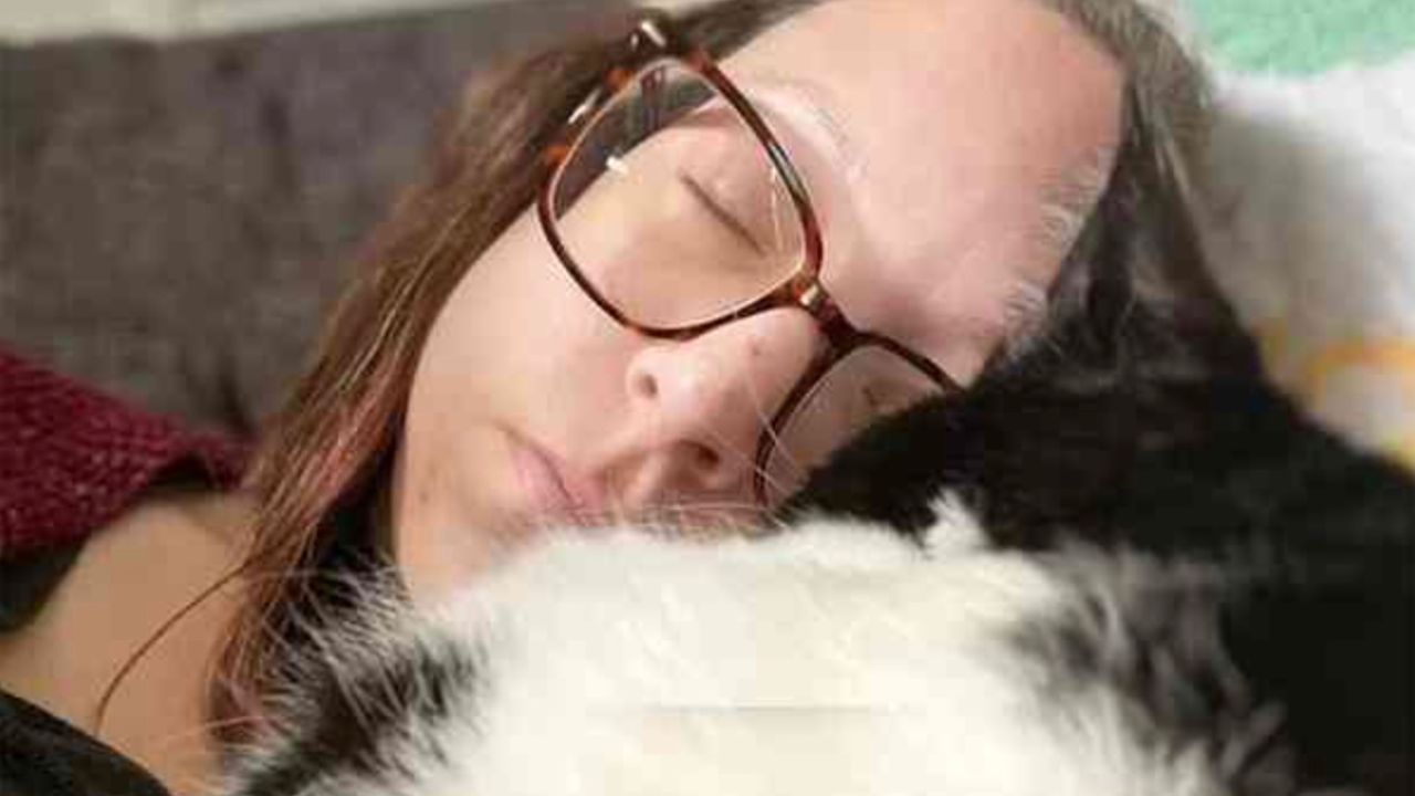 Padrona dorme col suo gatto