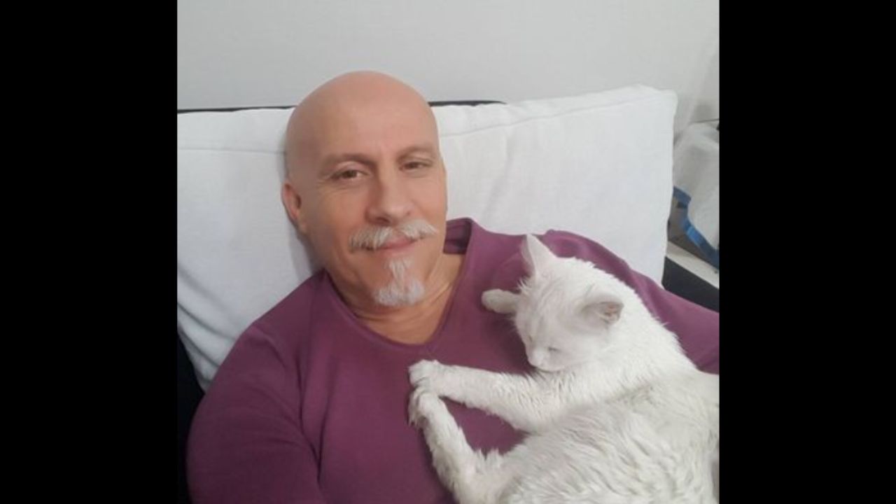 gatto appoggiato sul petto di un uomo