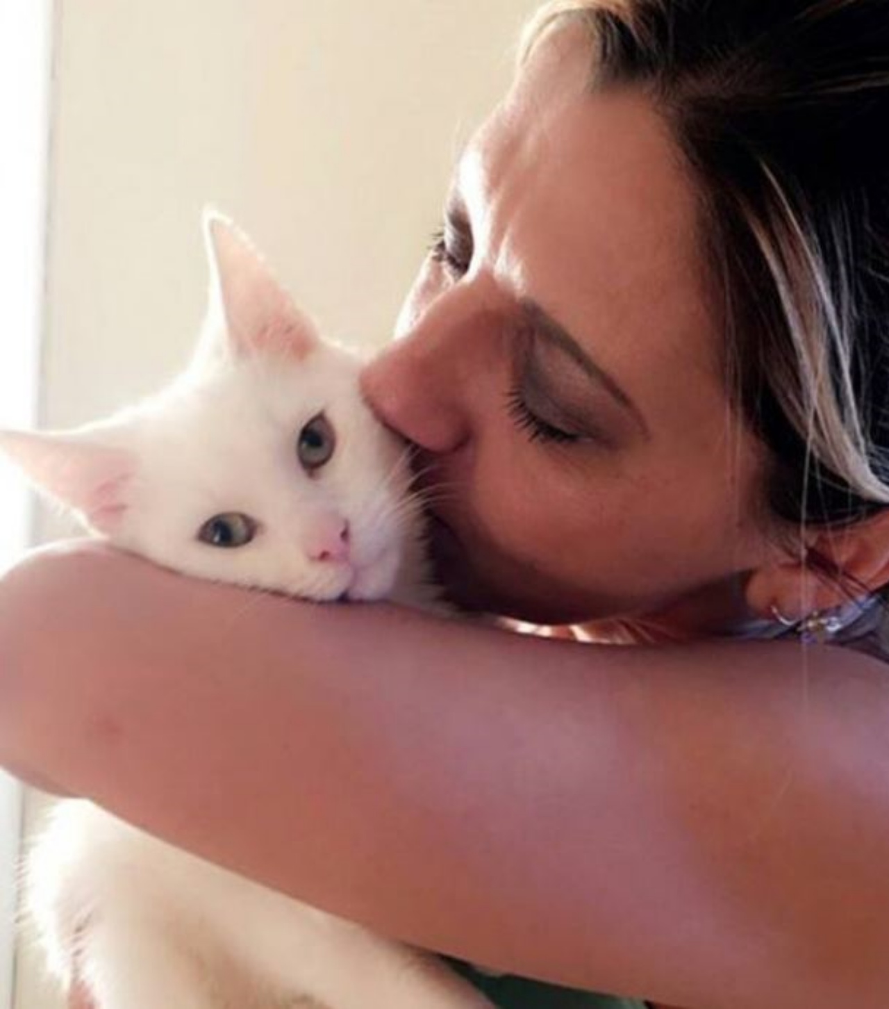 Una donna con un gatto bianco 