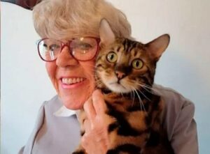 Pensionata di 83 anni adotta un gatto