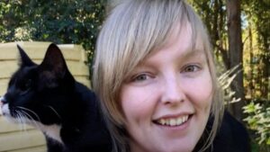Non riesce a trattenersi: la gattina adottata non smette di coccolare la famiglia che l’ha adottato
