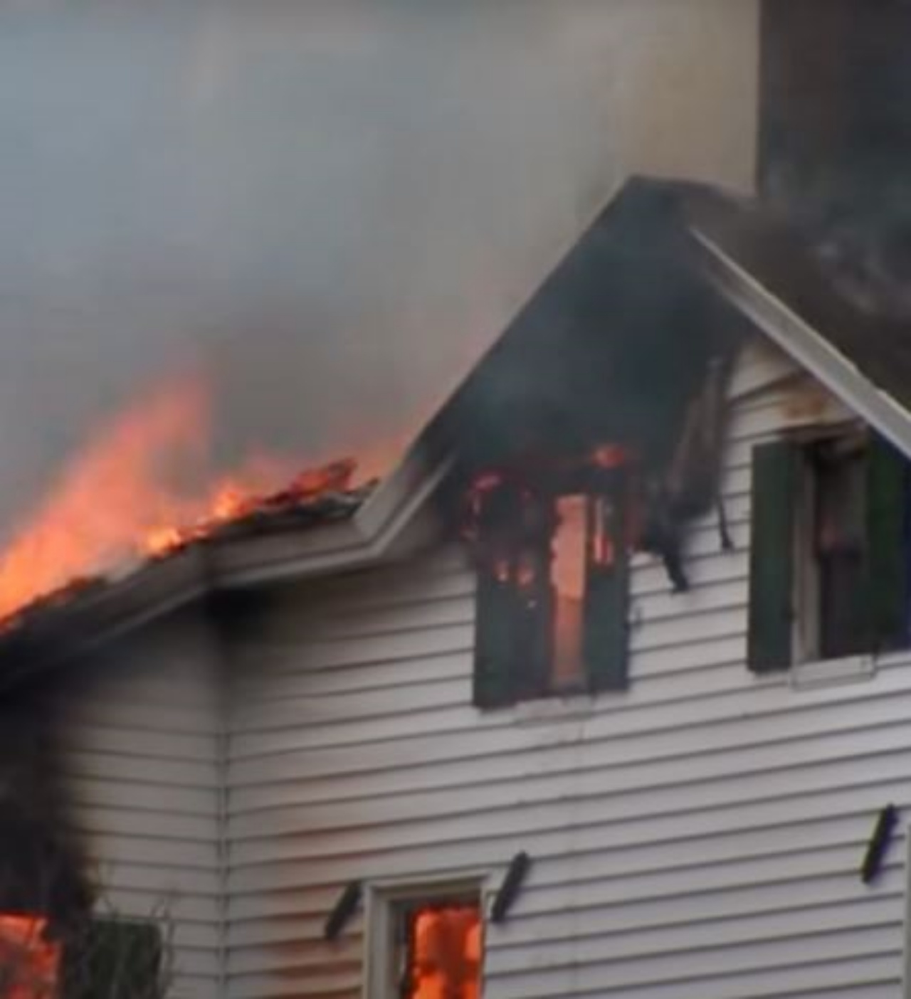 una casa in fiamme