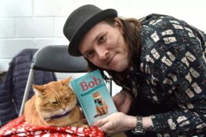 James Bowen di “A spasso con Bob” ha sperperato tutti i soldi guadagnati con il gatto