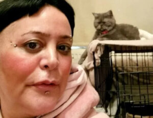 Rinuncia al cibo pur di sfamare i gatti: il gesto di questa donna è sorprendente