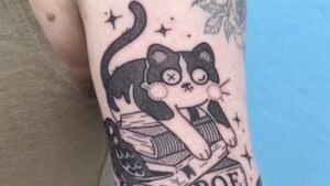 Micio tatuato sul braccio