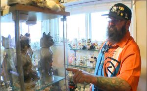 Questo è il Mewseum, la collezione di un uomo che ha raccolto oltre 1000 figure d’ogni tipo sui gatti (VIDEO)