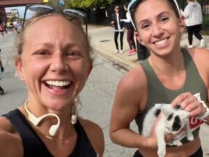 Una donna ha deciso di smettere di correre durante una maratona pur di soccorrere un gattino in difficoltà