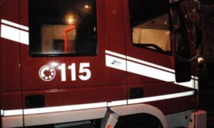 Gatto salva la famiglia dall’incendio innescato da un elettrodomestico: stavano tutti dormendo