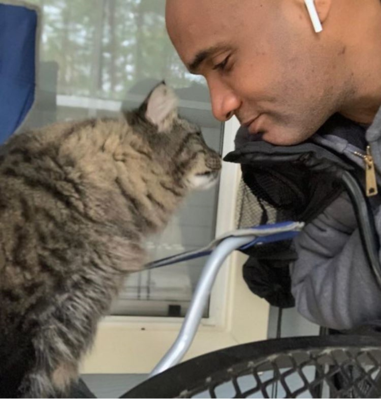 un uomo con il suo gatto