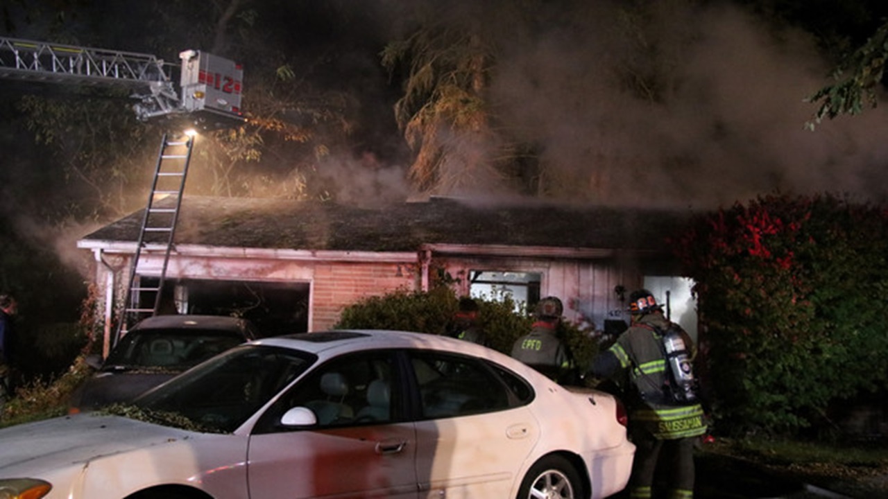 Soccorritori dopo l'incendio