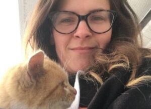 Tremando dal freddo, il gattino si precipitò tra le braccia della donna e si fece portare a casa sua