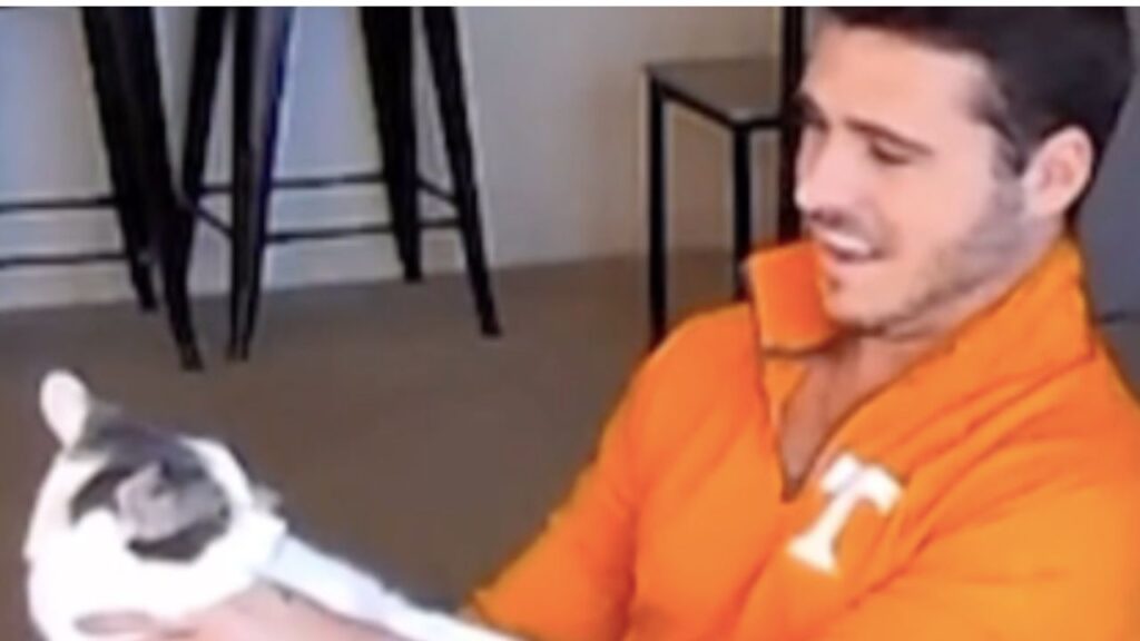 uomo con t-shirt arancione