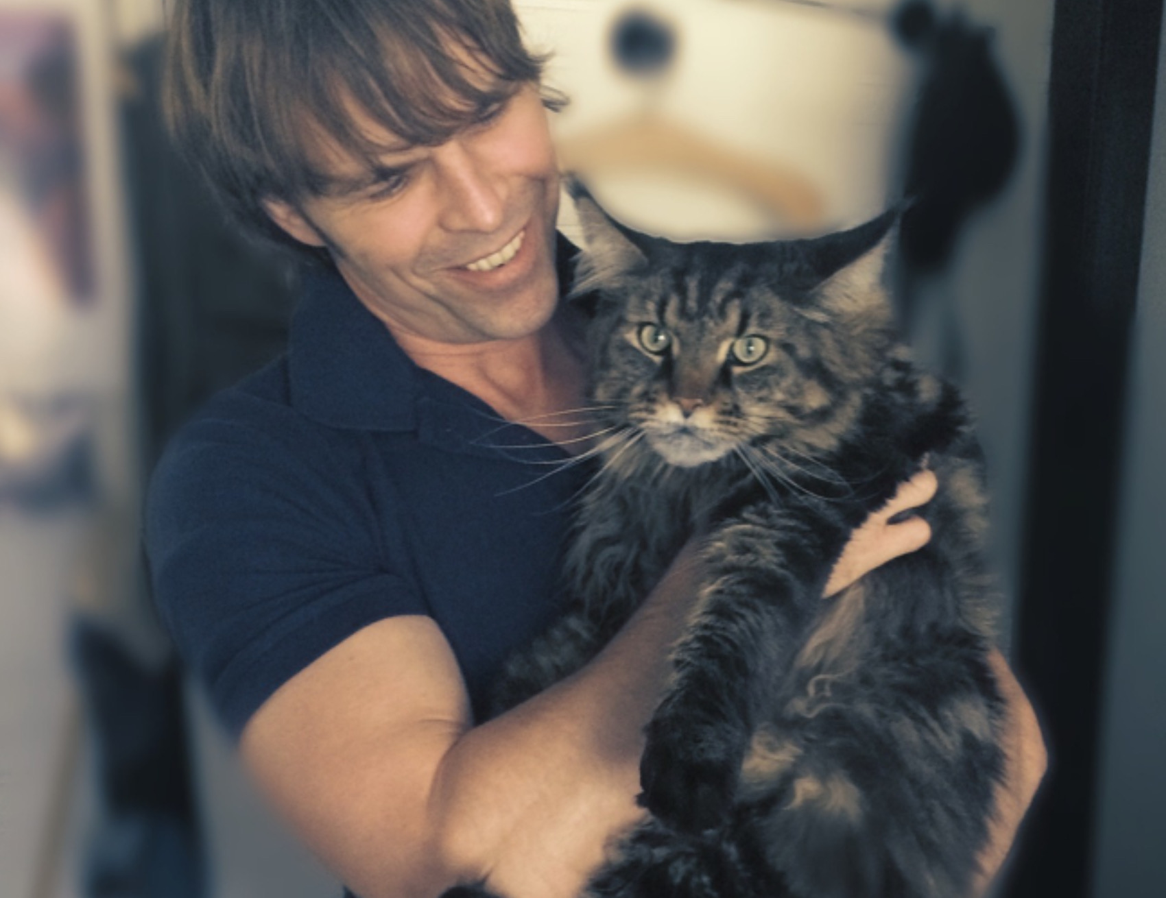 Uomo tiene il gatto
