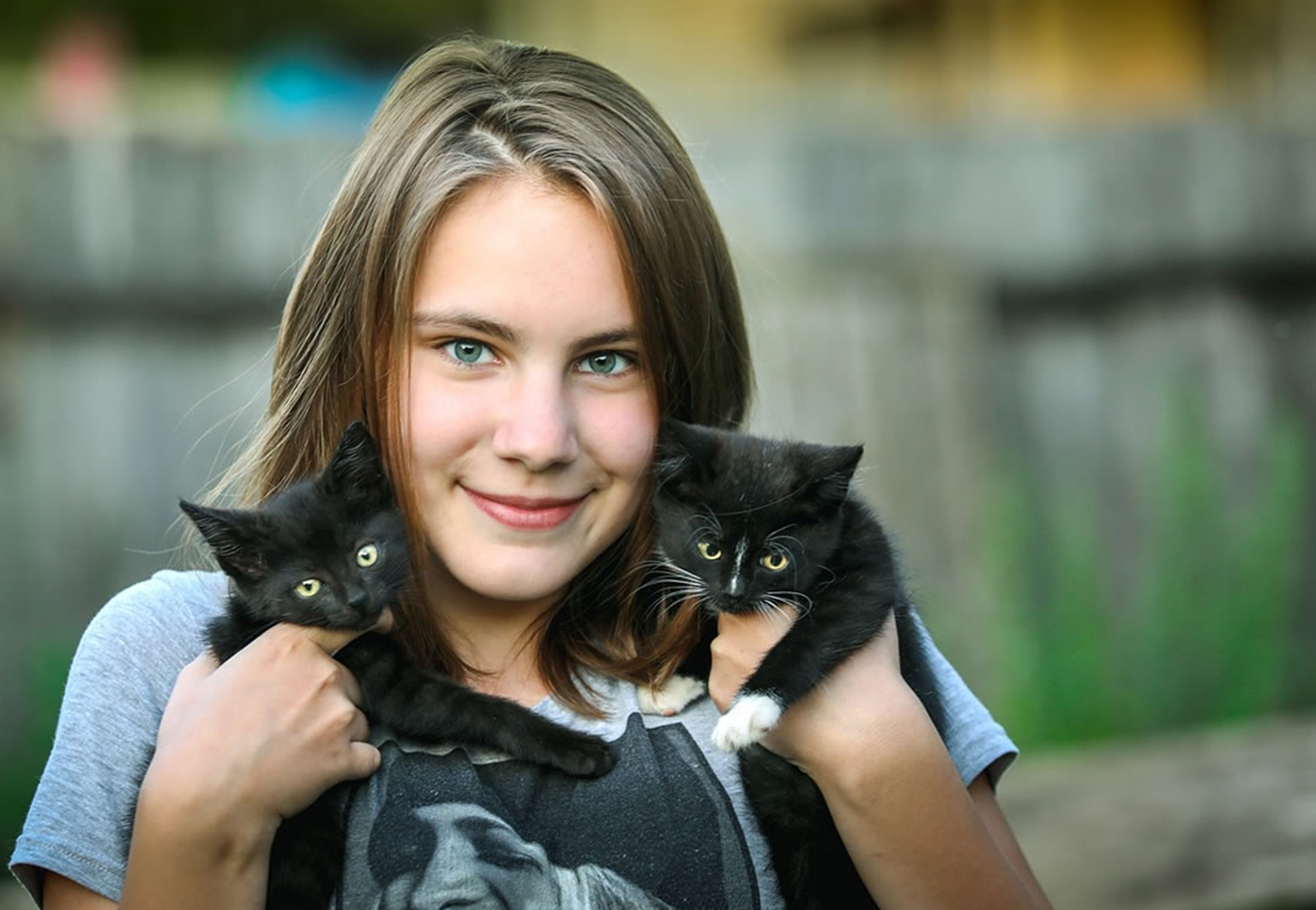ragazza tiene due gattini in braccio