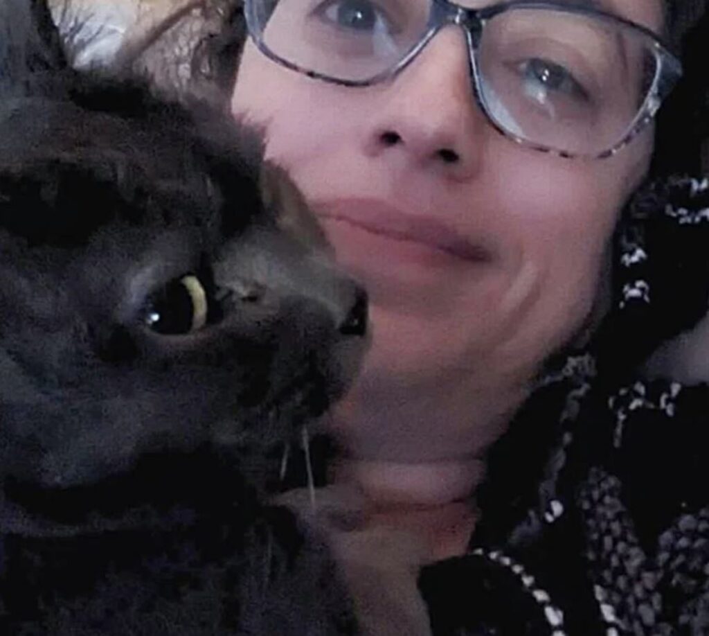 una gatta di nome Pepper e la sua nuova mamma adottiva