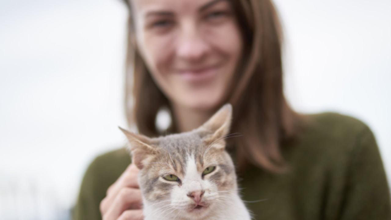 Donna accarezza il gatto