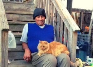 Quasi 80enne, quest’uomo ogni giorno si occupa di sfamare il gatti randagi: sono la sua vita