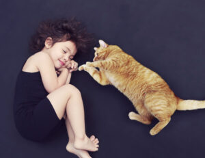 Quesito difficile: far dormire i bambini con i gatti è giusto o è sbagliato?