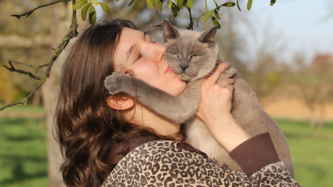 Donna bacia il gatto
