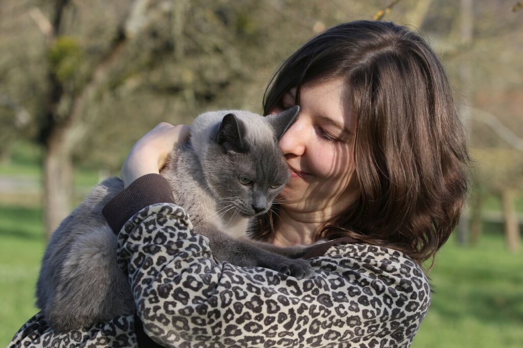 Donna abbraccia il gatto