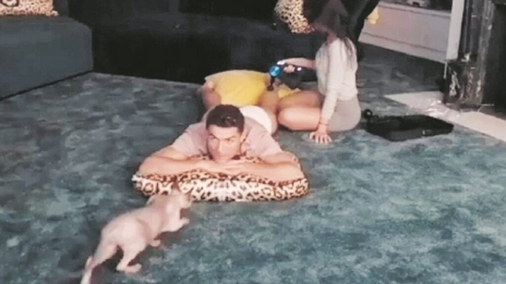 Cristiano Ronaldo miagola per rispondere a un gatto, il video spopola sui social