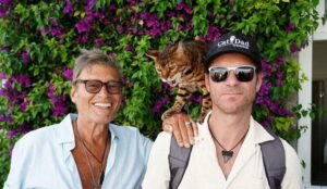Gatto a Ischia ruba la scena a Steven Bauer